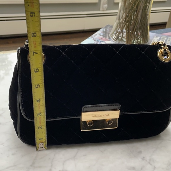 Michael by Michael Kors Sloan large velvet shoulder bag - Picture 6 of 10